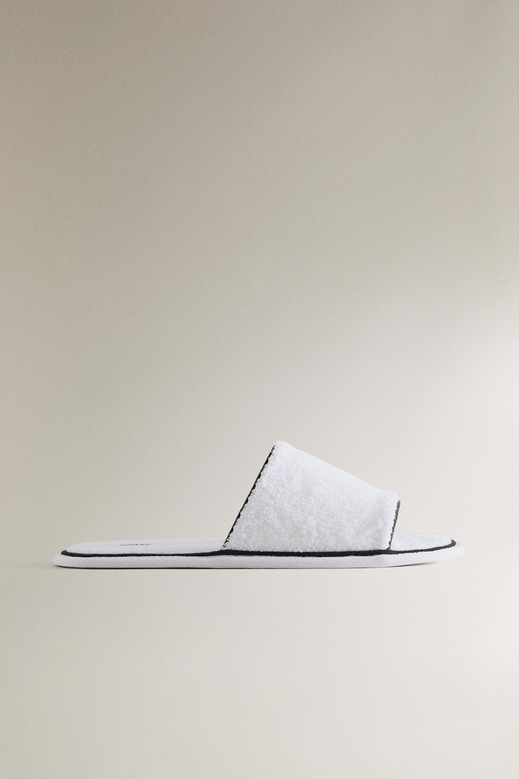 PANTOUFLES À BOUT OUVERT SERVIETTE DE BAIN DÉTAIL VIF